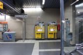 15.06.2014 - Barcelona, Av. Tibidabo (FGC): ... informačním pultem a jízdenkovými automaty © PhDr. Zbyněk Zlinský