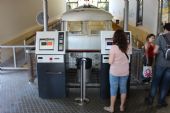 15.06.2014 - Barcelona, dolní stanice „Funicular del Tibidabo“: jízdenkové automaty na pozadí vozu č. 1 © PhDr. Zbyněk Zlinský