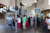 15.06.2014 - Barcelona, dolní stanice „Funicular del Tibidabo“: odbavovací hala s vozem č. 1 a cestujícími bez jízdenek © PhDr. Zbyněk Zlinský