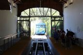 15.06.2014 - Barcelona, dolní stanice „Funicular del Tibidabo“: vůz č. 2 přijíždí © PhDr. Zbyněk Zlinský