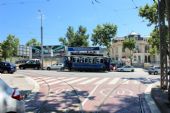 15.06.2014 - Barcelona: vyústění koleje z vozovny „Tramvia Blau“ na Avinguda del Tibidabo a vůz č. 6 jedoucí nahoru © PhDr. Zbyněk Zlinský