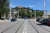 15.06.2014 - Barcelona: vozy č. 6 a 7 „Tramvia Blau“ se minuly za mostem, jímž Avinguda del Tibidabo překonává dálnici B-2 © PhDr. Zbyněk Zlinský