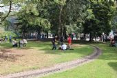 30.08.2014 - Hradec Králové, Smetanovo nábř.: ... a piknik v klidu parku © PhDr. Zbyněk Zlinský