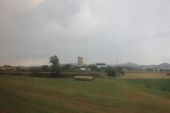 17.06.2014 - úsek Blanes - Tordera: zajímavá zemědělská usedlost (foto z vlaku) © PhDr. Zbyněk Zlinský