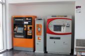 17.06.2014 - Maçanet-Massanes: automaty na jízdenky Rodalies, mezi nimi validátor © PhDr. Zbyněk Zlinský