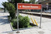 17.06.2014 - Maçanet-Massanes: nové označení stanice a starý kilometrovník © PhDr. Zbyněk Zlinský