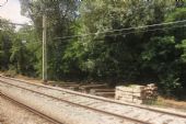 17.06.2014 - Maçanet-Massanes: odvratná kolej s traťováckou skládkou (foto z vlaku) © PhDr. Zbyněk Zlinský