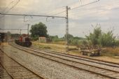 17.06.2014 - Blanes: odstavená traťovácká lokomotiva 311-136-6 na mne počkala (foto z vlaku) © PhDr. Zbyněk Zlinský