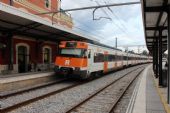 18.06.2014 - Blanes: dvojice 447-025 + 447-065 odjíždí jako opožděný vlak Figueres - L'Hospitalet de Llobregat © PhDr. Zbyněk Zlinský