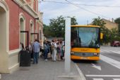 18.06.2014 - Blanes: přípojný autobus do Lloret de Mar (foto skrz plot) © PhDr. Zbyněk Zlinský
