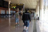05.06.2014 (1 den) - Barcelona-El Prat; cestou k výdeji zavazadel terminálu T2B každý narazí na směrovku mj. k vlakům Rodalies © PhDr. Zbyněk Zlinský