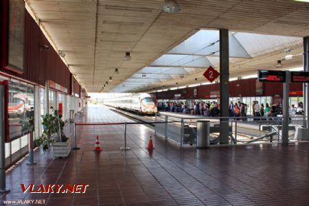 19.06.2014 (15. den) - Barcelona, Aeroport: dvojice jednotek řady 465 přijíždí jako vlak ze Sant Celoni © PhDr. Zbyněk Zlinský