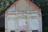 28.09.2014 - Domašov nad Bystřicí: historická budova s německým nápisem © Martin Skopal