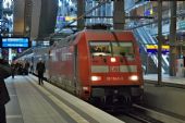 24.9.2014 - lokomotiva 101.045-3 DB po příjezdu s vlakem EN 476 ''Metropol'' do stanice Berlin Hbf (tief) © Josef Vendolský