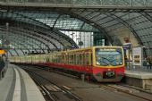 24.9.2014 - Berlin Hbf: vlak linky S5 ve směru Strausberg Nord © Josef Vendolský