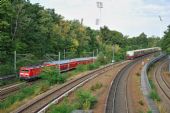 24.9.2014 - Berlin Messe Süd: vlak linky S5 do Hoppegarten, vpravo vlečka na výstaviště, vlevo trať spojující Spandau a ZOO © Josef Vendolský