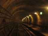 Tunely jsou trvale osvětlené, aby se cestující nebáli (08.08.2014) © Libor Peltan 