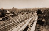 Pohľad na starú časť koľajiska stanice a nových nástupíšť 3 a 4 v roku 1990 © Milan Nádašský