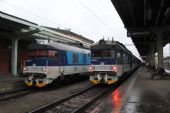 8.12.2014 - Český Těšín: osobní vlaky směr Třinec 460 028-4 a Havířov 460 023-5 © Karel Furiš