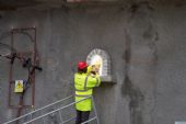 23.01.2015 - stavba Tunely Ejpovice: ukládání sošky sv. Barbory do výklenku © Jiří Řechka