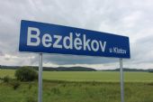 24.06.2015 - Bezděkov u Klatov: název zastávky (foto z Rx 778) © PhDr. Zbyněk Zlinský