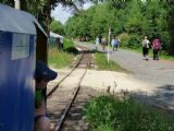 06.07.2015 - Ohlédnutí na trať za vlakem a turistický ruch v blízkosti rezervace Soos © Rostislav Kolmačka