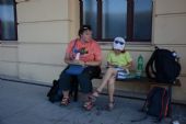 29.08.2015 - Plzeň hl.n.: holky si krátí čekání na vlak © Radek Hořínek
