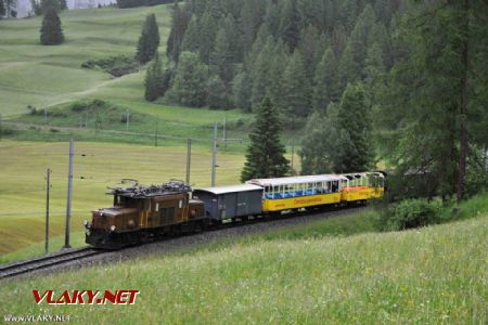 Návrat nostalgického vlaku ze Samedanu zachycený nad Bergünem, 14. 6. 2015 © Pavel Stejskal