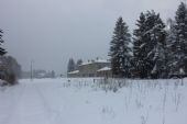 23.01.2016 - Kořenov: sněhem skryté koleje 11 a 9 vlečky V4328 RSM s výpravní budovou v pozadí © PhDr. Zbyněk Zlinský
