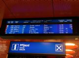 Pohľad na informačný panel s príchodmi vlakov už tak pekne nevyzerá; 1.2.2016, Praha hl.n. © Jakub Jenča