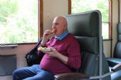 18.05.2016 - Bechyně: Karel Furiš doplňuje kalorie ve voze 85-07 001-8 BRpx © PhDr. Zbyněk Zlinský