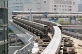 Súprava odchádza z Hamamtsucho, náprotivná čaká, výhybka pracuje. Tokyo Monorail apríl 2016 © Tomas Votava