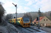 Za mrazivého rána projíždí osobní vlak z Čerčan do Prahy v podobě Regionovy 814.224 kolem vjezdového návěstidla do stanice Davle ©Martin Kalousek 26.2.2016