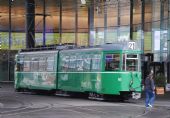 Basel: tramvaj Düwag řady Be 4/6 652 z roku 1972 odbočuje na špičkové lince 21 z Riehenringu do zastávky Messeplatz směrem k bádenskému nádraží, 24.6.2014 © Lukáš Uhlíř