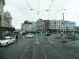 Basel: pohled z tramvaje, odbočující na relativně novou trať v ulici Peter Merian Weg, na tramvajový uzel před nádražím SBB/CFF/FFS, jehož vstup je vidět vlevo, 24.6.2014 © Jan Přikryl