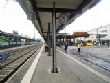 Společné nástupiště pro vlaky směr Basel a tramvaje linky 10 v terminálu Dornach-Arlesheim, 24.6.2014 © Jan Přikryl