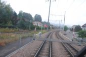 Tramvajová trať linky 10 se po opuštění terminálu Dornach-Arlesheim odklání od železniční tratě Jurabahn, 24.6.2014 © Lukáš Uhlíř