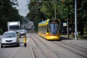 Basel: tramvaj Tango BLT míří na lince 10 ze zastávky Aeschenplatz k nádraží SBB, 24.6.2014 © Lukáš Uhlíř