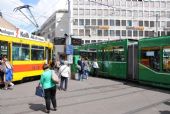 Basel: setkání různých provedení standardní švýcarské tramvaje 70. a 80. let obou zdejších dopravců při stanicování v uzlu Aeschenplatz, 24.6.2014 © Lukáš Uhlíř