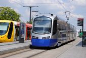 Mulhouse: vlakotramvaj Siemens Avanto stojí v nástupní zastávce u nádraží před odjezdem do Thannu, 24.6.2014 © Lukáš Uhlíř