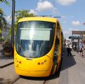 Mulhouse: nízkopodlažní tramvaj typu Alstom Citadis 302 stojí na konečné linky 1 u hlavního nádraží, 24.6.2014 © Lukáš Uhlíř