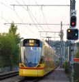 Basel: nízkopodlažní tramvaj Tango dopravce BLT odbočuje do vozovny Hüslimatt kolem železničních návěstidel- nahoře vjezdový signál, pod ním předzvěst, 24.6.2014 © Lukáš Uhlíř