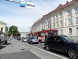 Tallinn, na zastávce Vabaduse väljak se vystupuje přímo pod auta, 5.7.2016 © Jiří Mazal