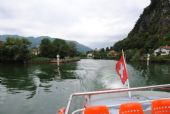 Pohled na kanál, spojující Ponte Tresu s vlastním Lago di Lugano, vlevo italská vesnice Lavena, vpravo švýcarské Caslano, 28.6.2014 © Lukáš Uhlíř