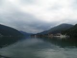 Jezero Lago di Lugano mezi italskou vesnicí Brusimpiano vlevo a švýcarským Figinem vlevo, 28.6.2014 © Jan Přikryl