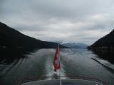 Pohled z lodi Lugano společnosti SNL na jezero Lago di Lugano mezi okrajovými částmi italského Porto Ceresio vlevo a švýcarského Morcote vpravo, 28.6.2014 © Jan Přikryl