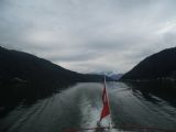 Pohled z lodi Lugano společnosti SNL na jezero lago di Lugano mezi okrajovými částmi italského Porto Ceresio vlevo a švýcarského Morcote vpravo, 28.6.2014 © Jan Přikryl