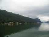 Pohled z lodi Lugano společnosti SNL na téměř souvislou zástavbu sídel Vico Morcote a Melide ve střední části jezera Lago di Lugano, v pozadí hora San Salvatore nad Luganem © Jan Přikryl