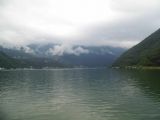Pohled z paluby lodi Lugano společnosti SNL od Melide na střední část jezera Lago di Lugano mezi sídly Brusino Arsizio vlevo a Vico Morcote vpravo, 28.6.2014 © Jan Přikryl