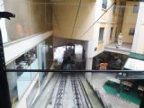 Lugano: po opuštění dolní stanice prochází trať nádražní lanovky domy na ulici Via Cattedrale a Via San Lorenzo, 28.6.2014 © Jan Přikryl